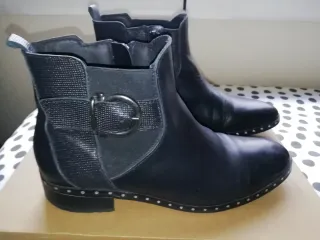 Botines Chelsea piel negros tachuelas