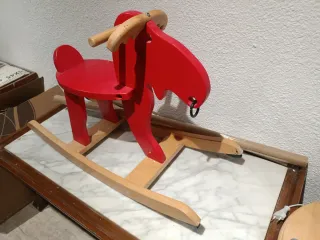 Reno de madera rojo para bebés