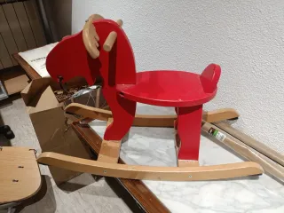 Reno de madera rojo para bebés