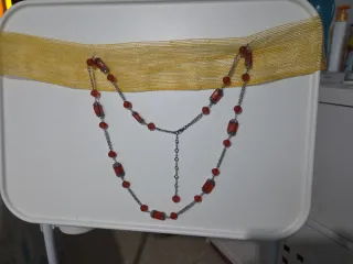 Collar de cristal rojo y plateado