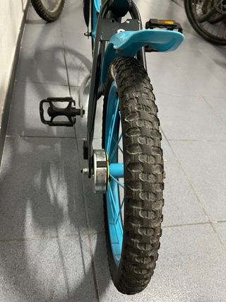 Bicicleta infantil azul y negra
