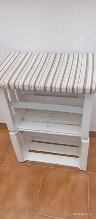 Zapatero de madera blanco con asiento