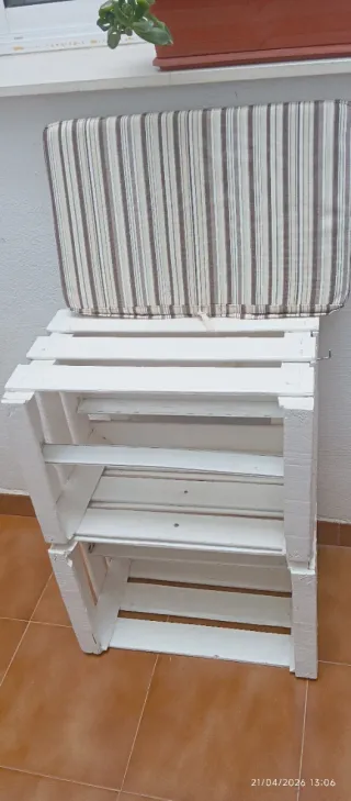 Zapatero de madera blanco con asiento