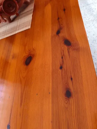 Mesa rústica de madera con bancos