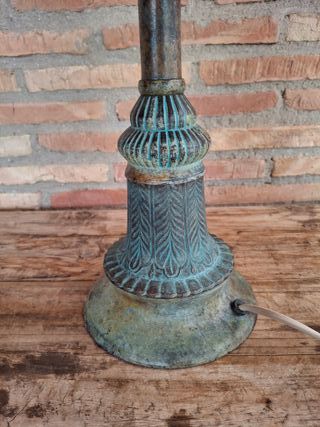 Lámpara de mesa de bronce y metal