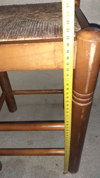 Taburete de madera con asiento de ratán.48x31 cm