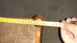 Taburete de madera con asiento de ratán.48x31 cm