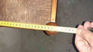 Taburete de madera con asiento de ratán.48x31 cm