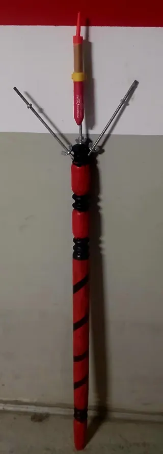 Tridente de diablo rojo y negro