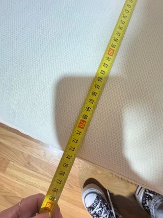 Sofá de 2 plazas en tela beige y plumas