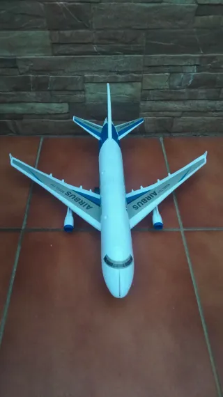 Maqueta Avión Airbus con Luces