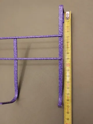 Perchero de metal morado