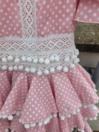 1️⃣ Traje Flamenca Lunares Rosa corto