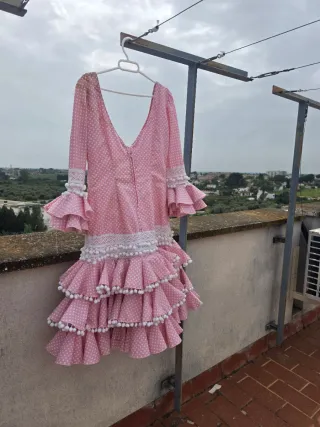 1️⃣ Traje Flamenca Lunares Rosa corto