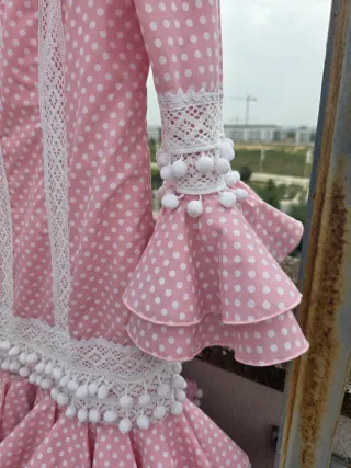1️⃣ Traje Flamenca Lunares Rosa corto