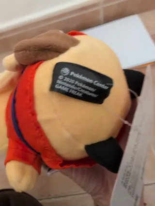 Pikachu Azafata Pokémon Center Singapur. Tenemos 2