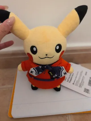 Pikachu Azafata Pokémon Center Singapur. Tenemos 2