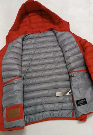 Chaqueta de plumas roja chico