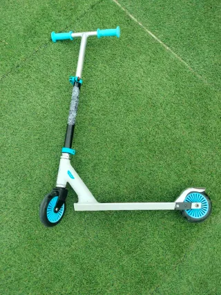 Patinete Oxelo blanco y azul