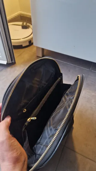 Mochila de cuero negra con diseño cocodrilo