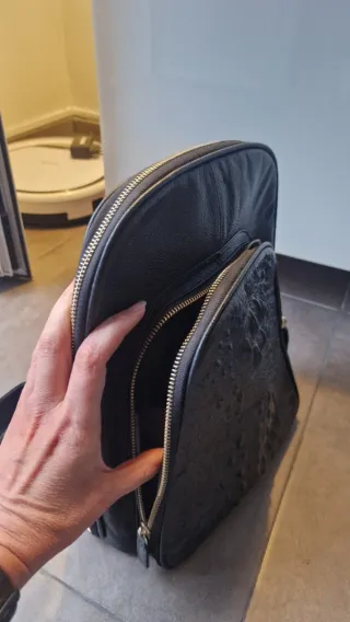 Mochila de cuero negra con diseño cocodrilo