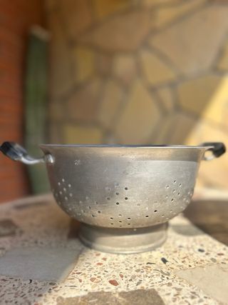 Olla aluminio vintage y colador grande