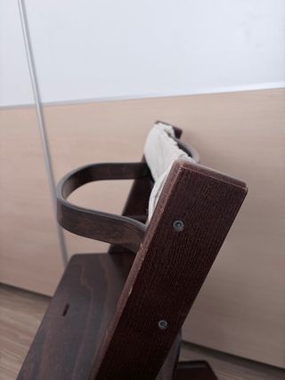 Trona Stokke madera oscura