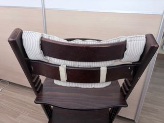 Trona Stokke madera oscura