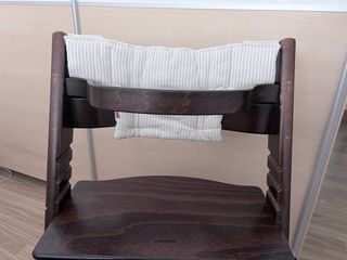 Trona Stokke madera oscura