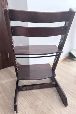 Trona Stokke madera oscura