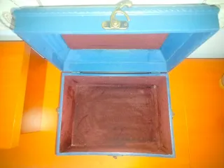 Baul de madera decorada con querubín