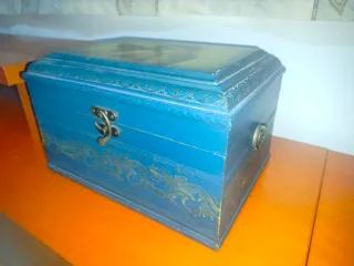 Baul de madera decorada con querubín