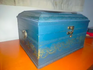 Baul de madera decorada con querubín