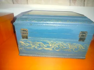 Baul de madera decorada con querubín