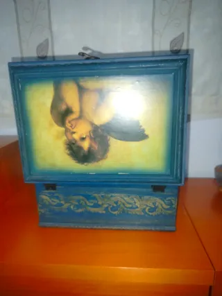 Baul de madera decorada con querubín