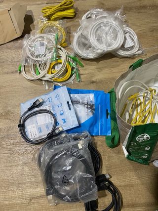 9 Cables HDMI , 10 cable de red y 6 de fibra optic
