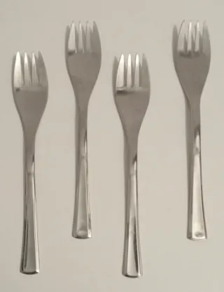4 TENEDORES de postre de acero inoxidable.    AMC