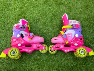 Patines en línea infantiles rosas y morados.