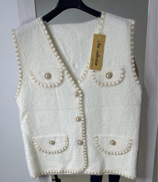 Chaleco blanco con perlas y detalles dorados