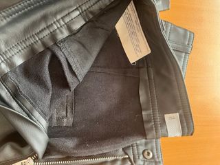 Pantalones efecto piel Mango negros