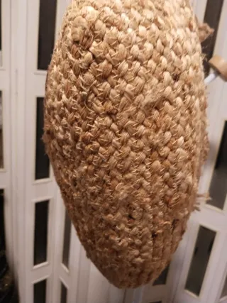 Bolso de yute con flecos y detalles dorados