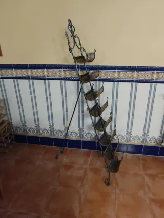 Portabottiglie metallici con cesti in vimini