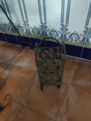 Portabottiglie metallici con cesti in vimini