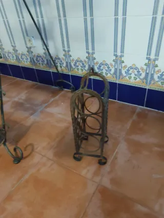 Portabottiglie metallici con cesti in vimini