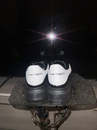 Scarpe nere e bianche