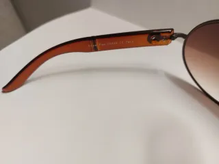 Gafas de sol marrones y naranjas