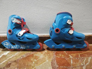 Patines en línea azules y rojos