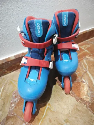 Patines en línea azules y rojos