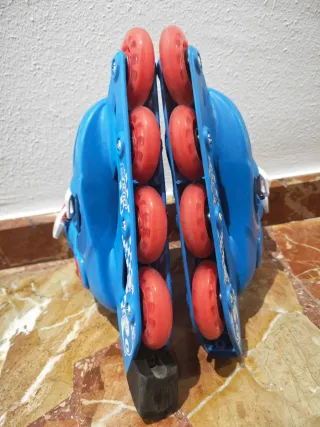 Patines en línea azules y rojos