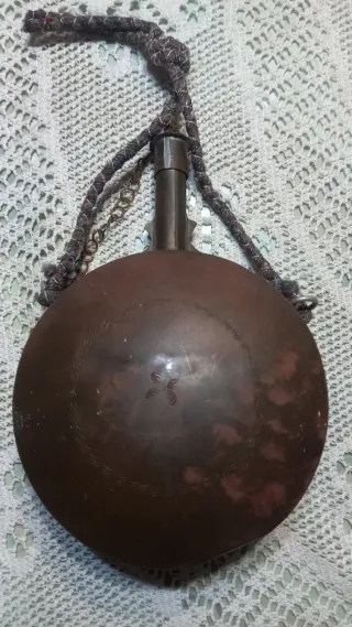 Petaca de pólvora antigua decorada